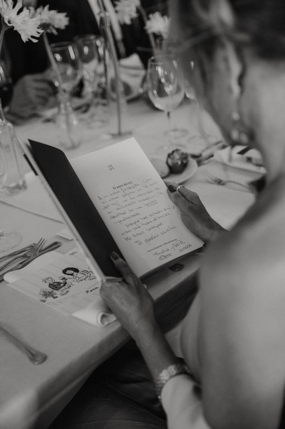 Dedicatoria escrita a mano dentro de un libro de boda