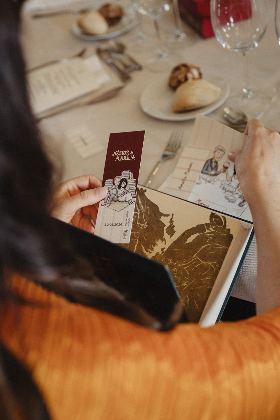 Marcapáginas personalizado con los nombres de los novios y la fecha