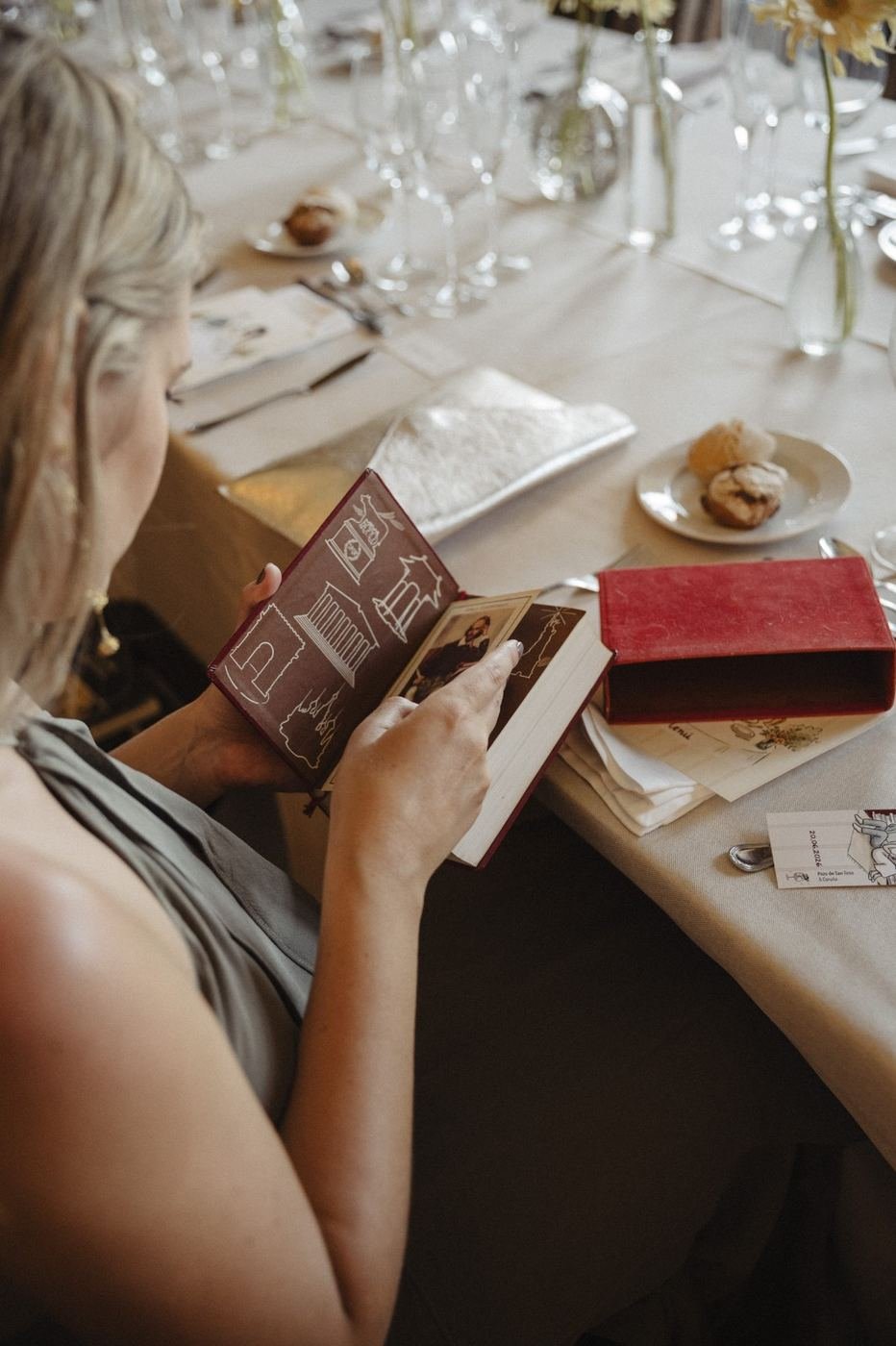 Libro ilustrado con fotografías antiguas en el interior