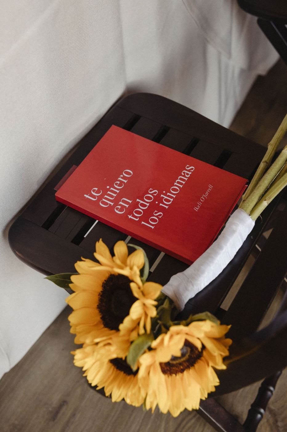 Libro de poesía Te quiero en todos los idiomas junto a girasoles
